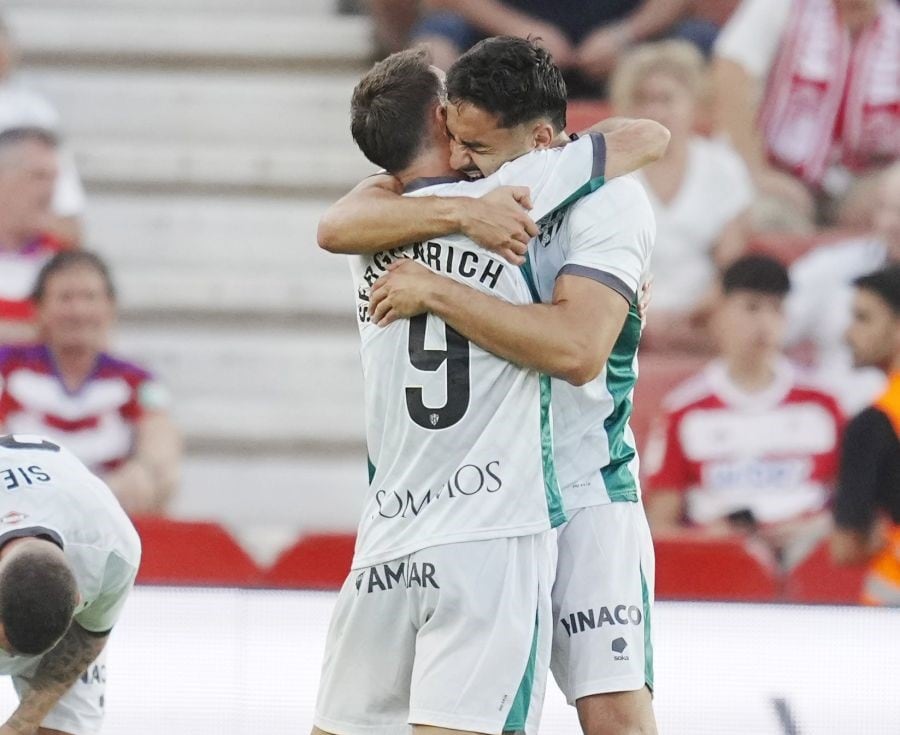 Rubén Pulido y Sergi Enrich se abrazan celebrando uno de los goles en Granada