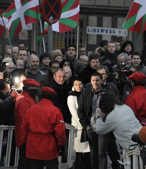 Otegi ha llegado acompañado de la abogada de Batasuna, Goirizelaia.