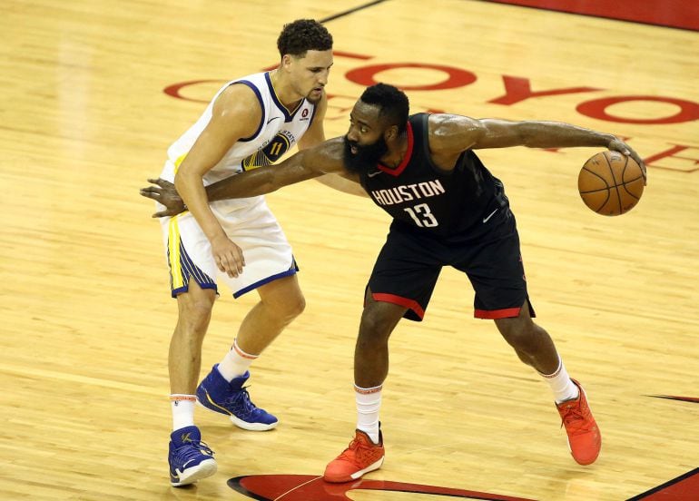 Harden, con la pelota ante Klay Thompson 