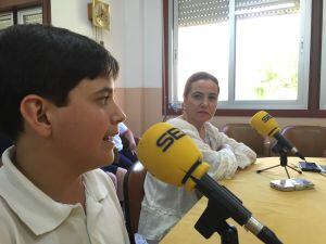 El alumno Esteban Ruzafa nos explica su proyecto de Huertos Sociales ante la atenta mirada de la profesora Nuria Muñoz.