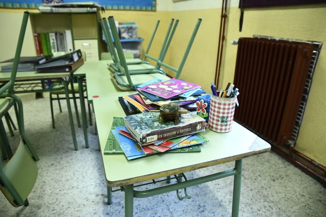 Material escolar y libros en un aula 