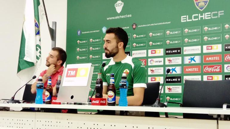 Juan Carlos en la Sala de Prensa del Elche C.F. junto al jefe de prensa Antonio Chaves