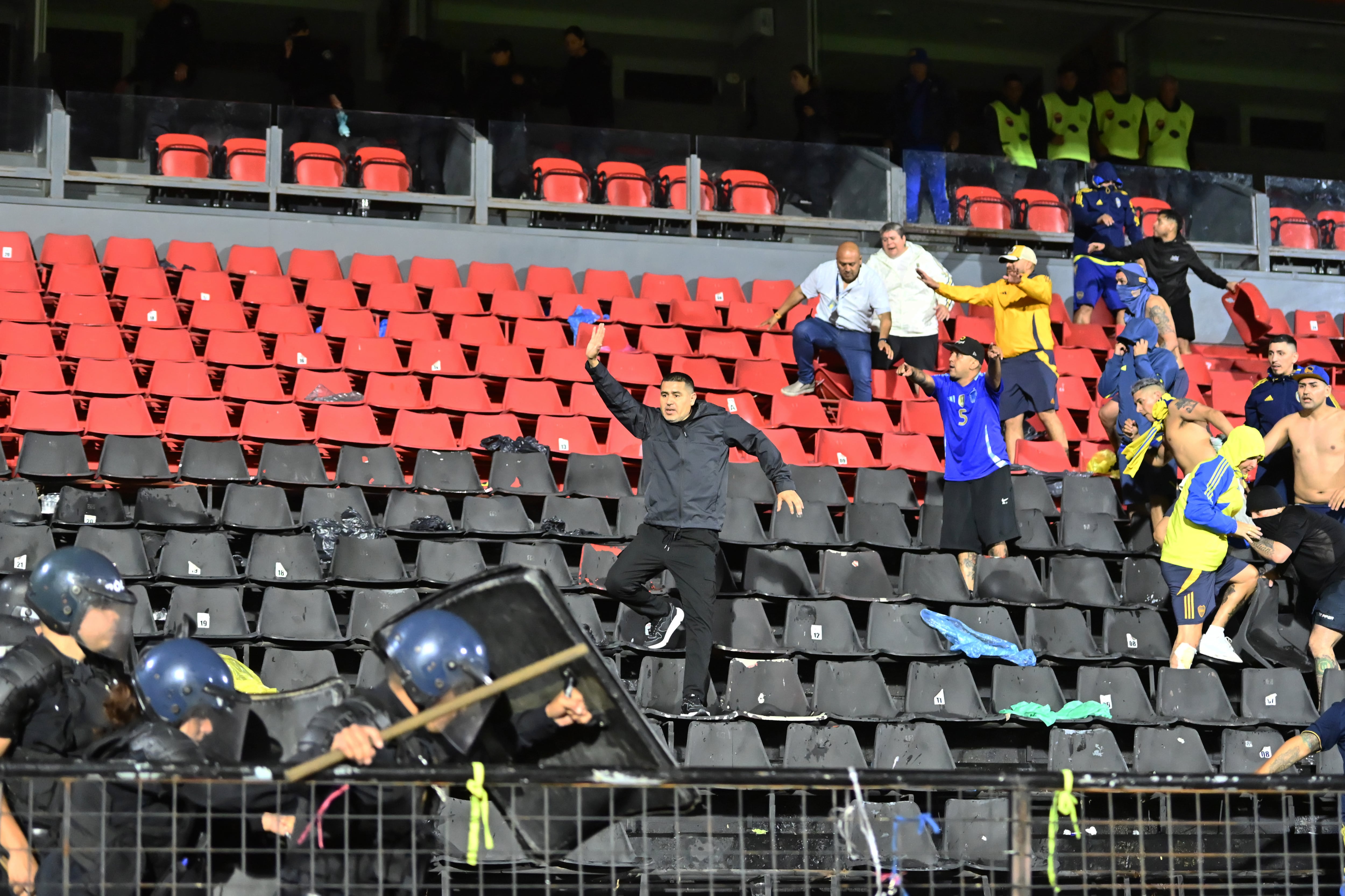 Riquelme, presidente de Boca Juniors, intercede entre policías y aficionados en el estadio Marcelo Bielsa. (Luciano Bisbal/Getty Images)