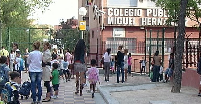 Padres y madres en la entrada al colegio público Miguel Hernández de Alcobendas