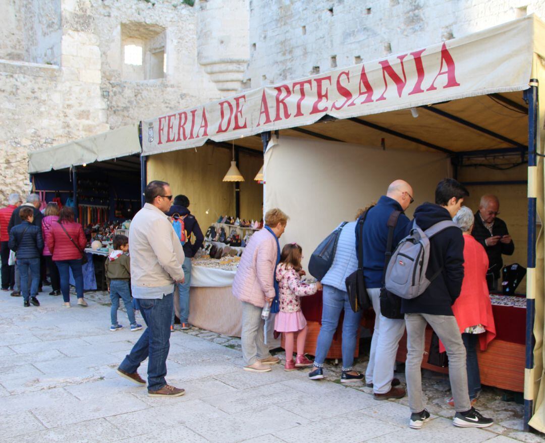 Feria de artesanía ubicada en el patio de armas del castillo de Cuéllar