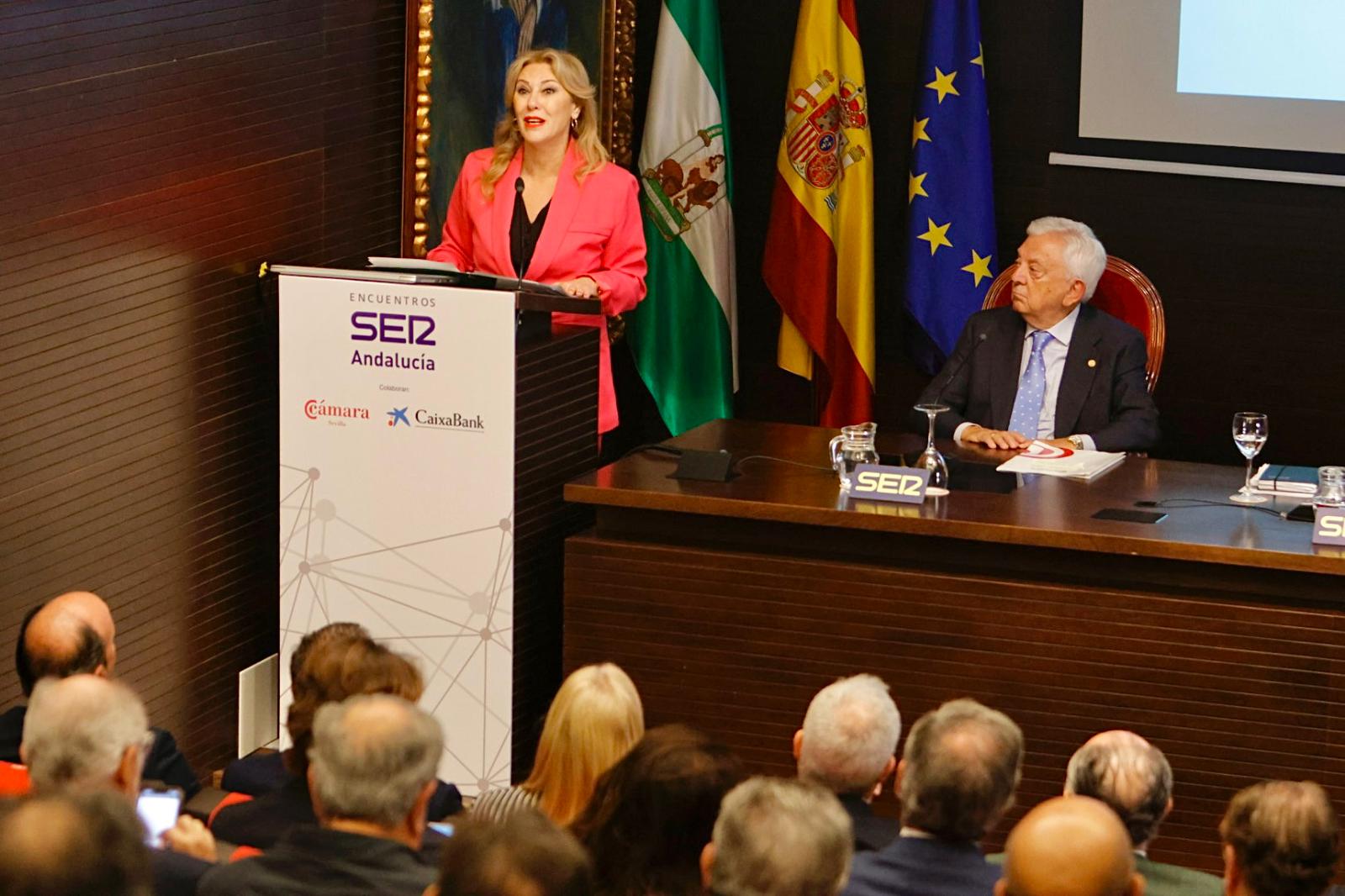 Carolina España, consejera de Economía, junto al presidente de la Cámara de Comercio, Francisco Herrero, en un Encuentro SER