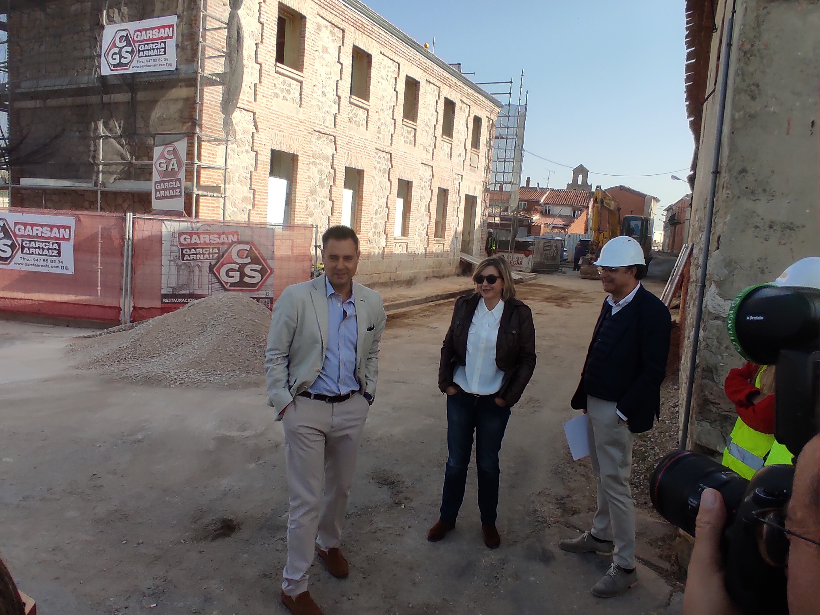 Daniel de la Rosa, alcalde de Burgos, y Sonia Rodríguez, concejala de Servicios Sociales, visitando este miércoles las obras del Centro Cultural de Villagonzalo Arenas. / Foto: Radio Castilla