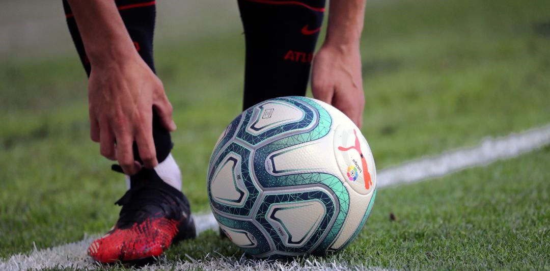 Un jugador del Atlético de Madrid, a punto de poner el balón en juego en una imagen de archivo