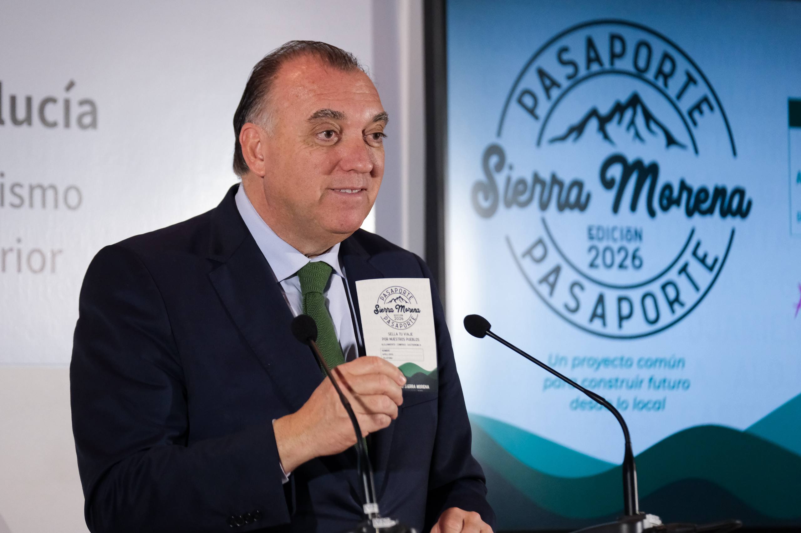 Arturo Bernal, consejero de Turismo, presentando el "Pasaporte Sierra Morena"