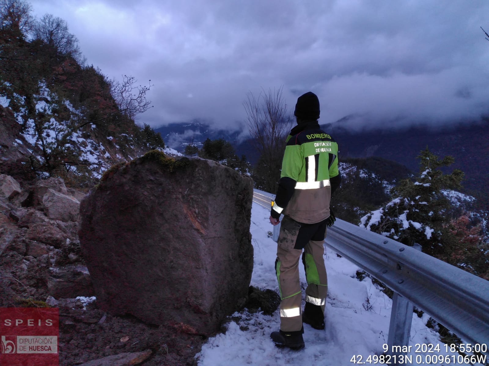 Un agente del SPEIS interviniendo en el desprendimiento de rocas en Fanlo este sábado