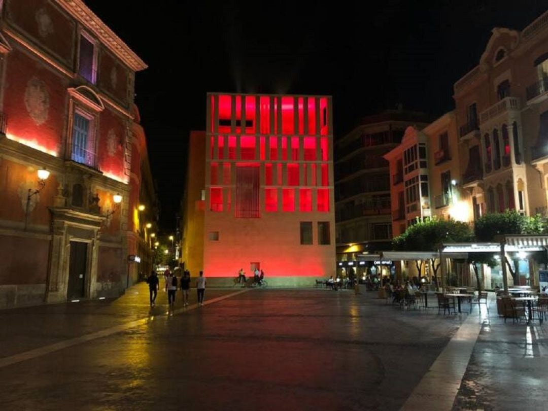 El edificio Moneo de Murcia, iluminado de rojo. El color elegido por Alerta Roja para protestar por el colapso del sector de eventos 