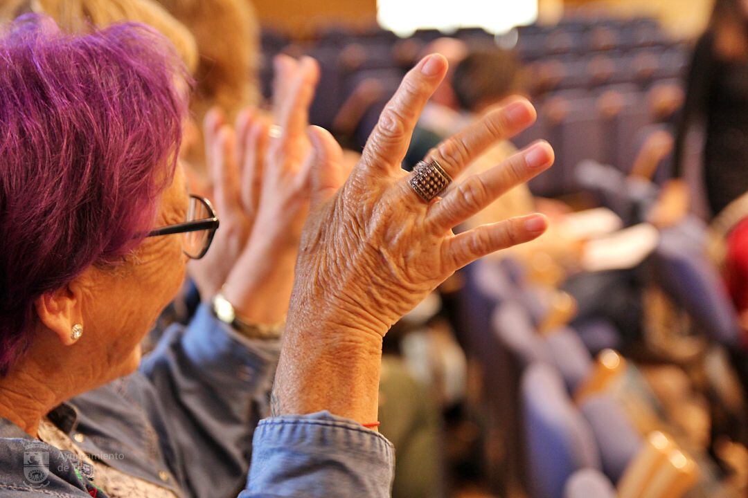 Tías inicia en abril una propuesta de acompañamiento telefónico a los mayores de 65 años.
