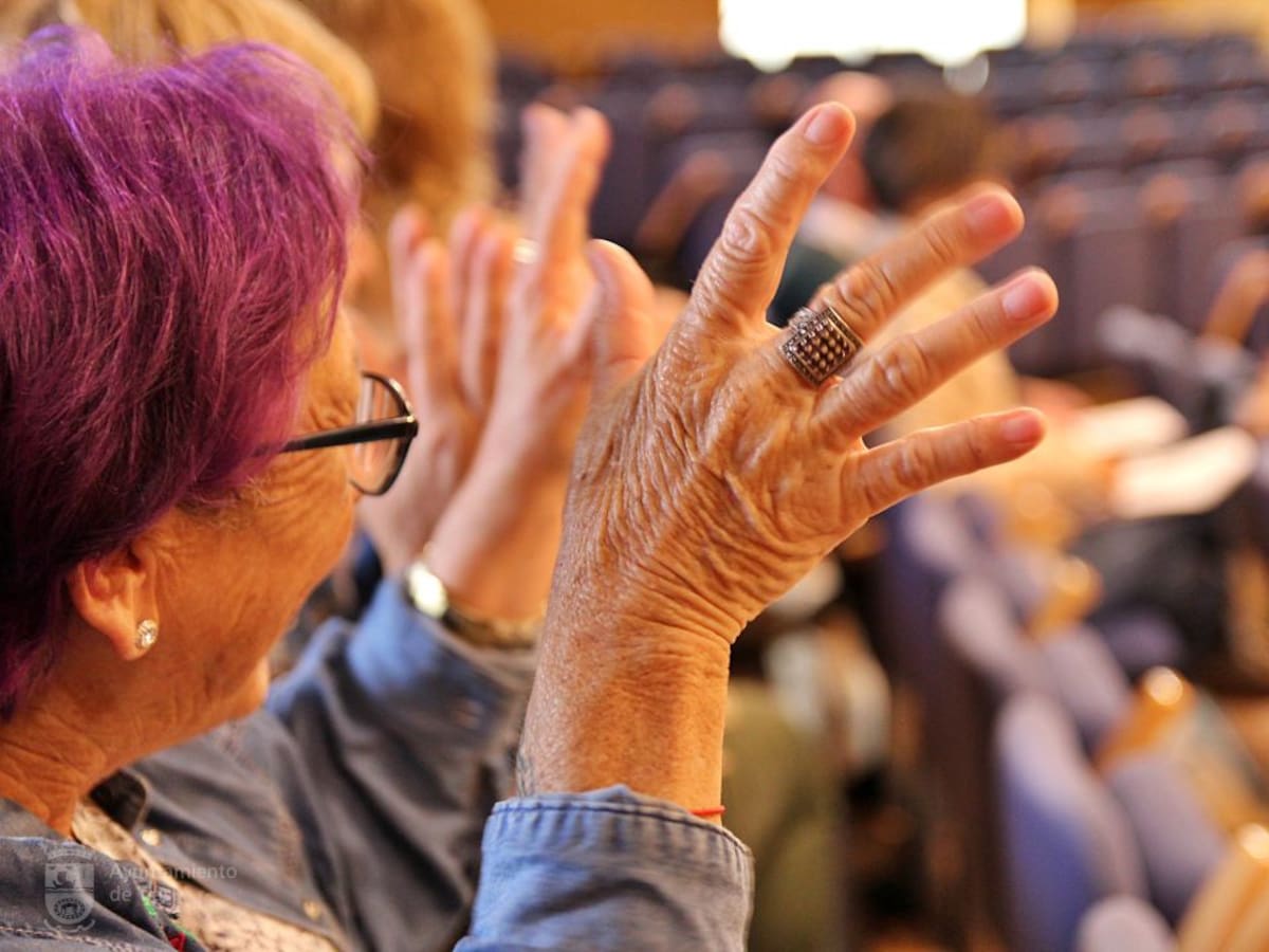 Tías impulsa 'Conversaciónes con Alma', un programa de acompañamiento telefónico para mayores de 65 años