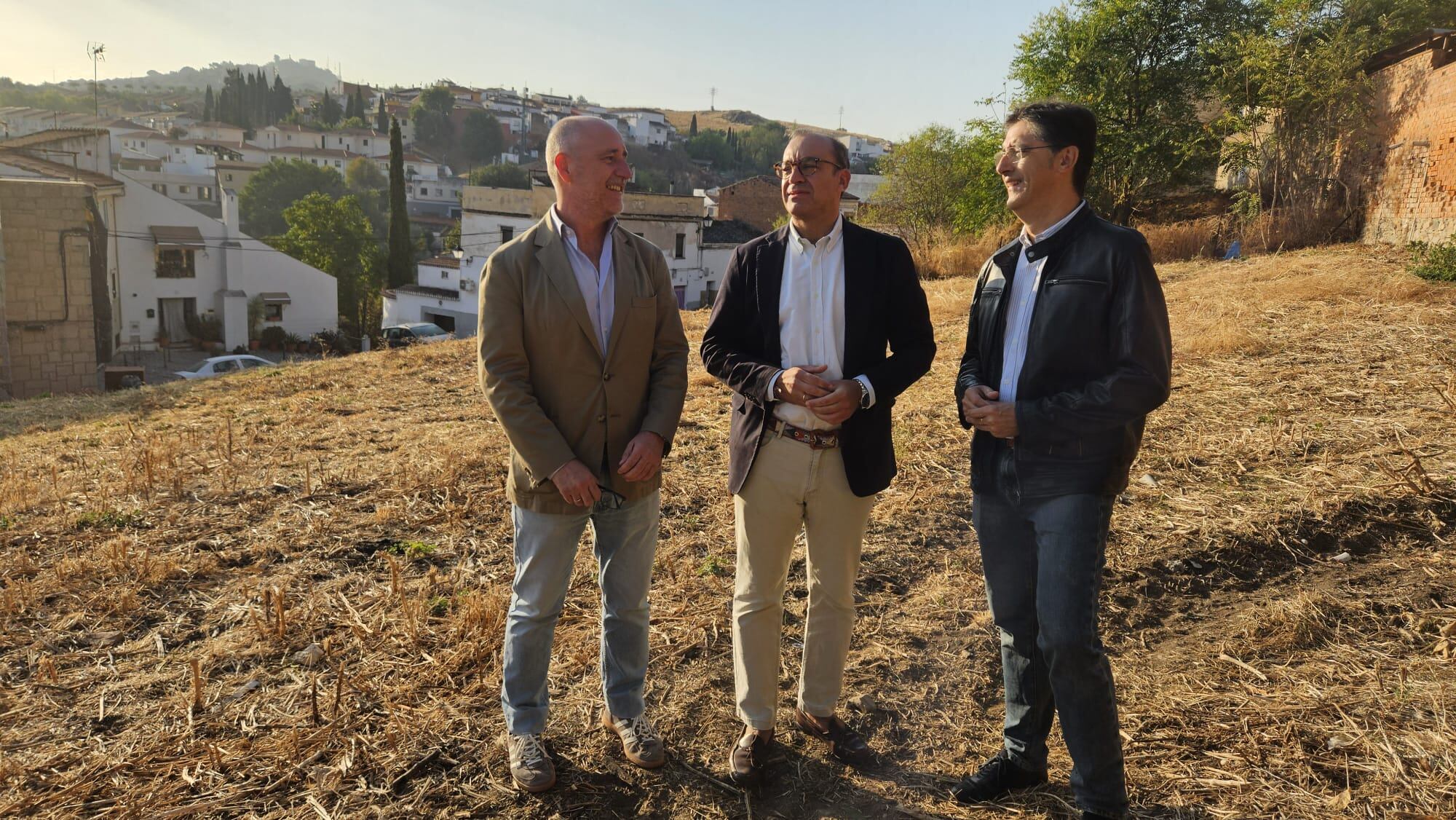 El alcalde de Cáceres, Rafa Mateos, visita la parcela de Tenerías en la que se construirá un nuevo parking junto a los concejales de Urbanismo y de Infraestructuras, Tirso Leal y Víctor Bazo