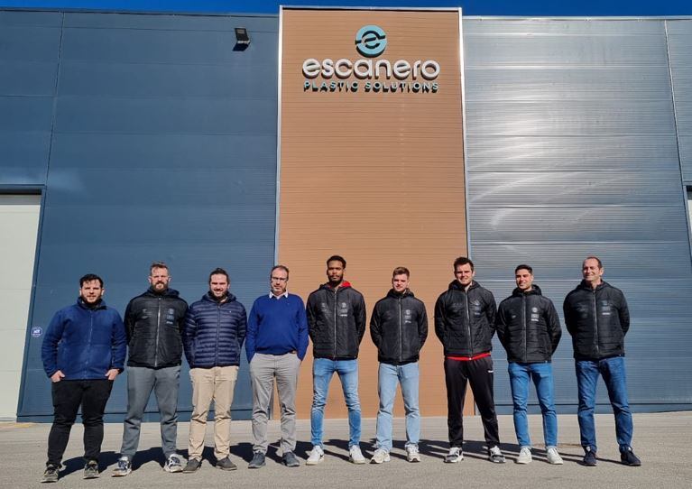 La plantilla y técnicos visitaron Plásticos Escanero, nuevo patrocinador del club