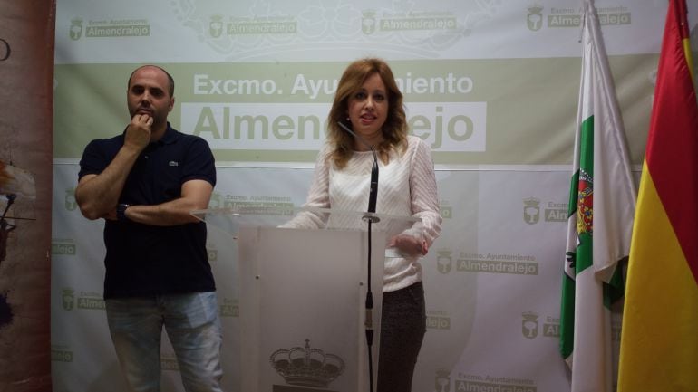 El concejal de educación, José Mª Cabañas y la auxiliar administrativa, Macarena Amaya presentan el programa.