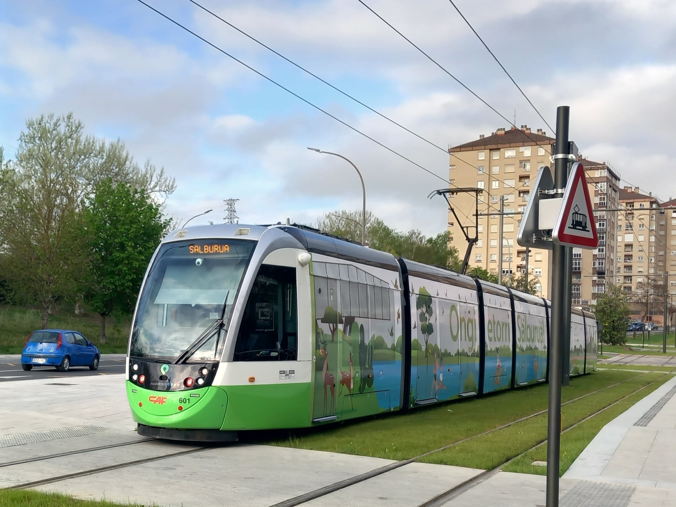 El nuevo tranvía en la parada de Santa Lucía