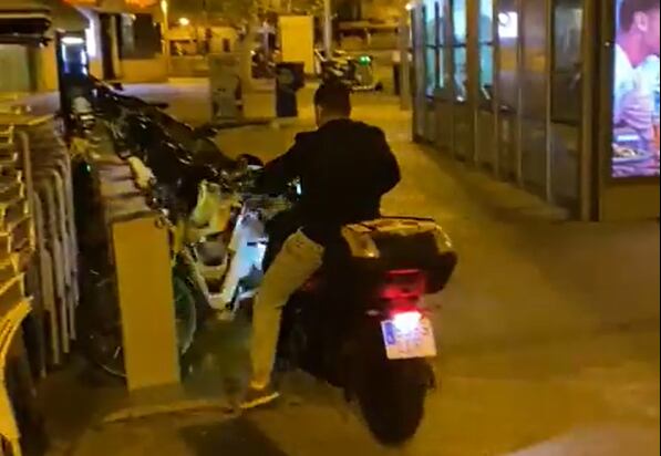 Un joven arrolla varias bicicletas del servicio Bicimad de la capital