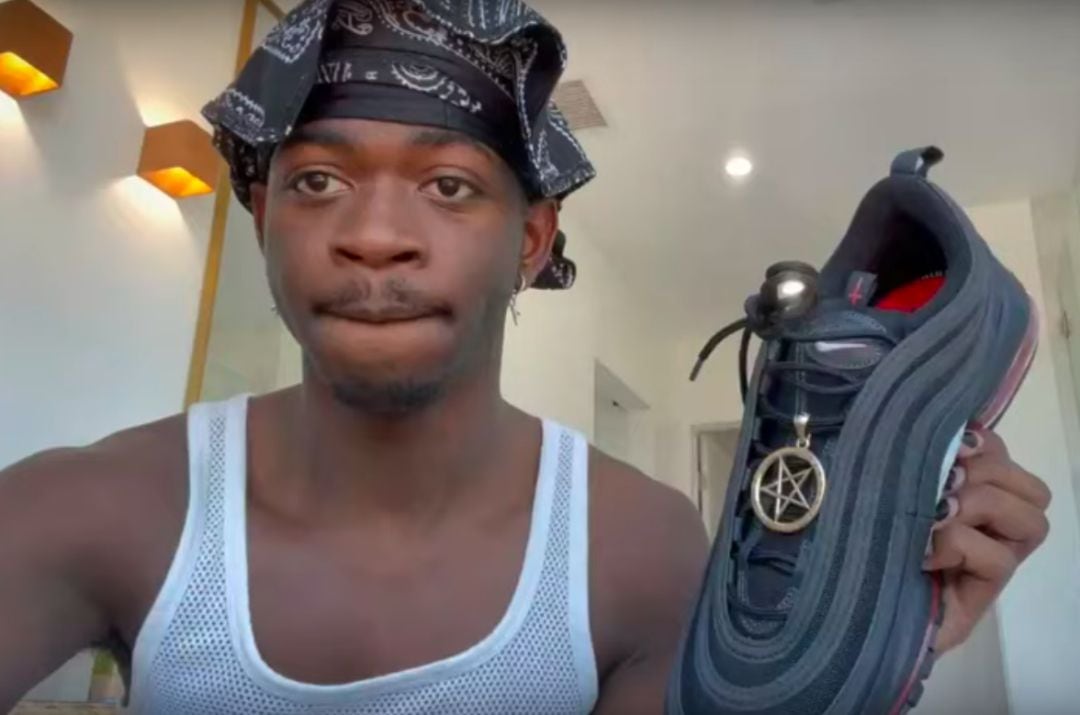 Lil Nas X enseña un modelo de las polémicas zapatillas