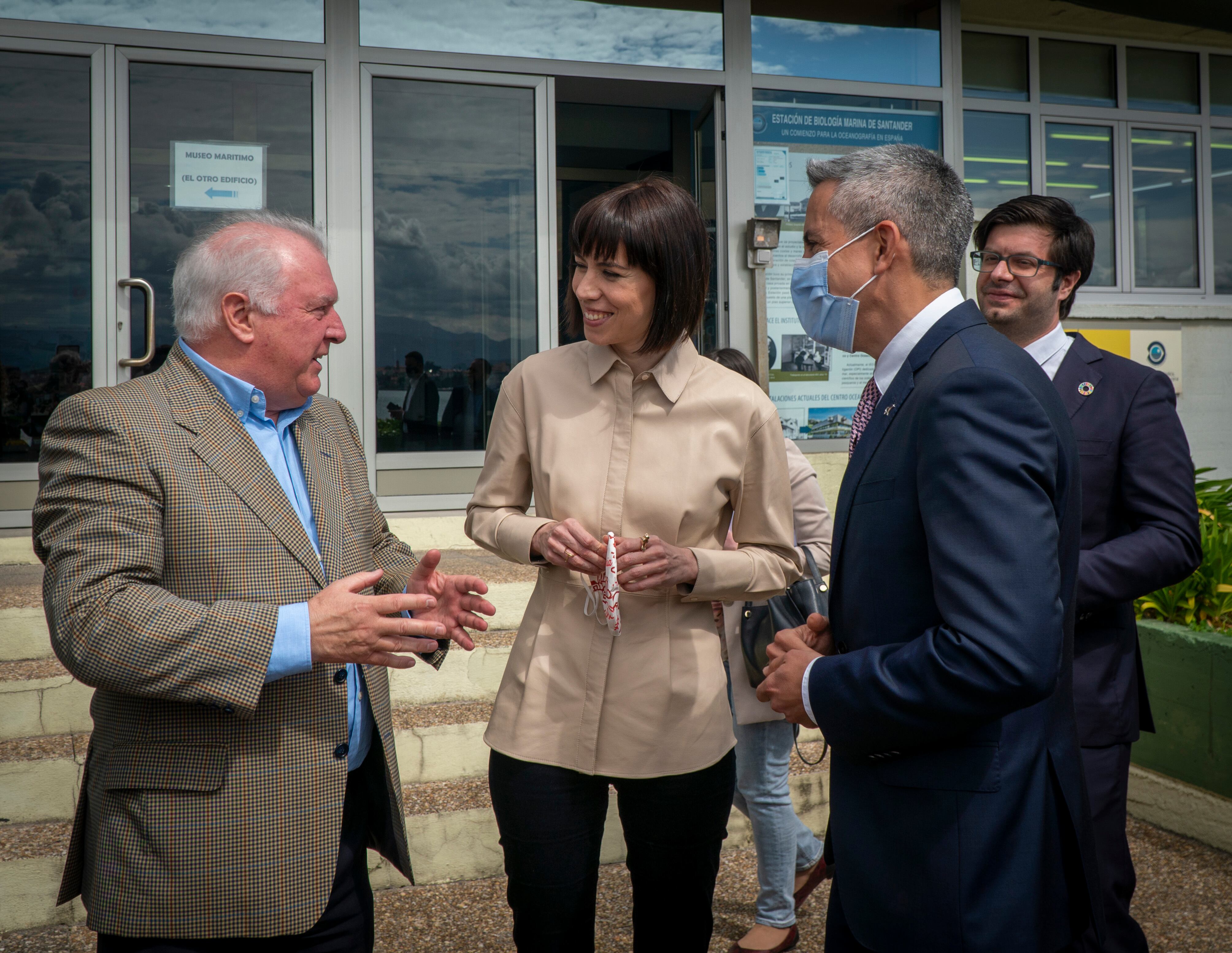 La ministra de Ciencia e Innovación, Diana Morant, junto con el vicepresidente cántabro, Pablo Zuloaga, visita el Instituto Español de Oceanografía en Santander este miércoles.