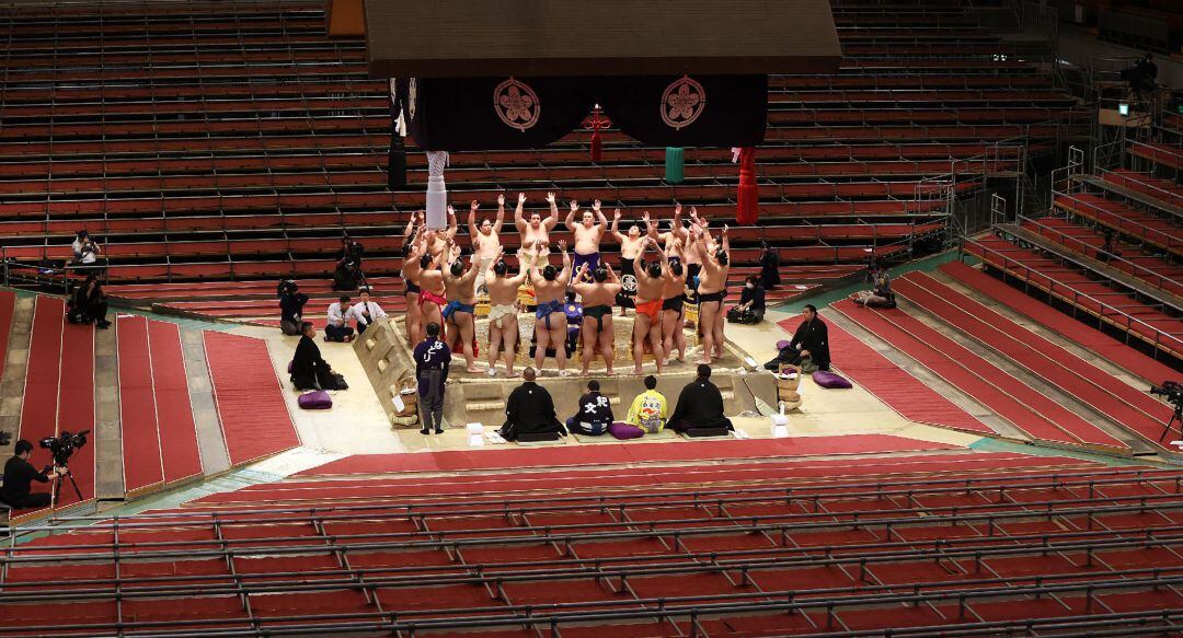 Un grupo de luchadores de sumo, antes de una competición en Japón.