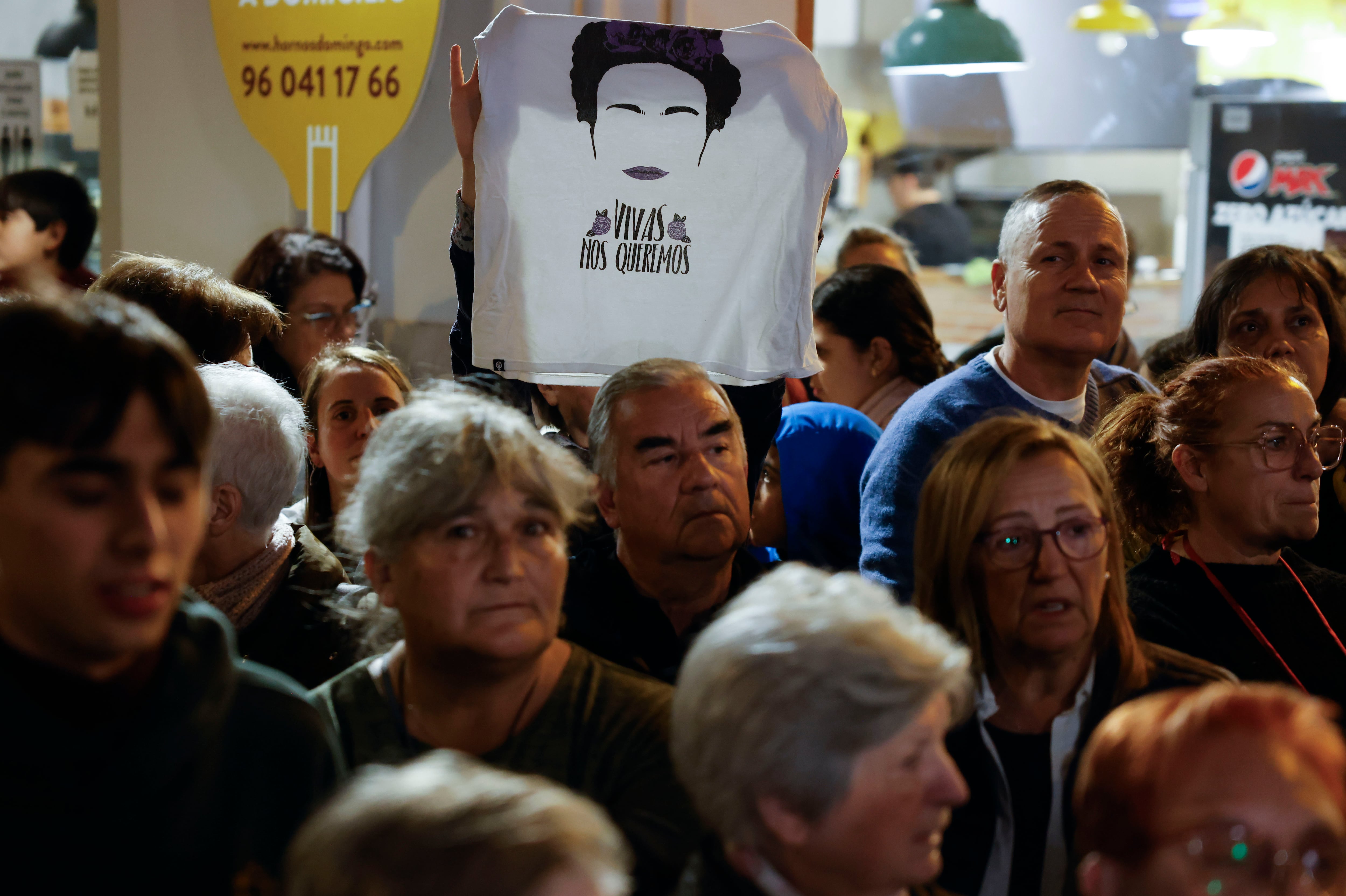 Cientos de personas se han concentrado guardando un minuto de silencio en Sagunto (Valencia) donde el miércoles fue asesinada una mujer a manos de su pareja siendo la víctima mortal número 54 por violencia de género en lo que va de 2023.