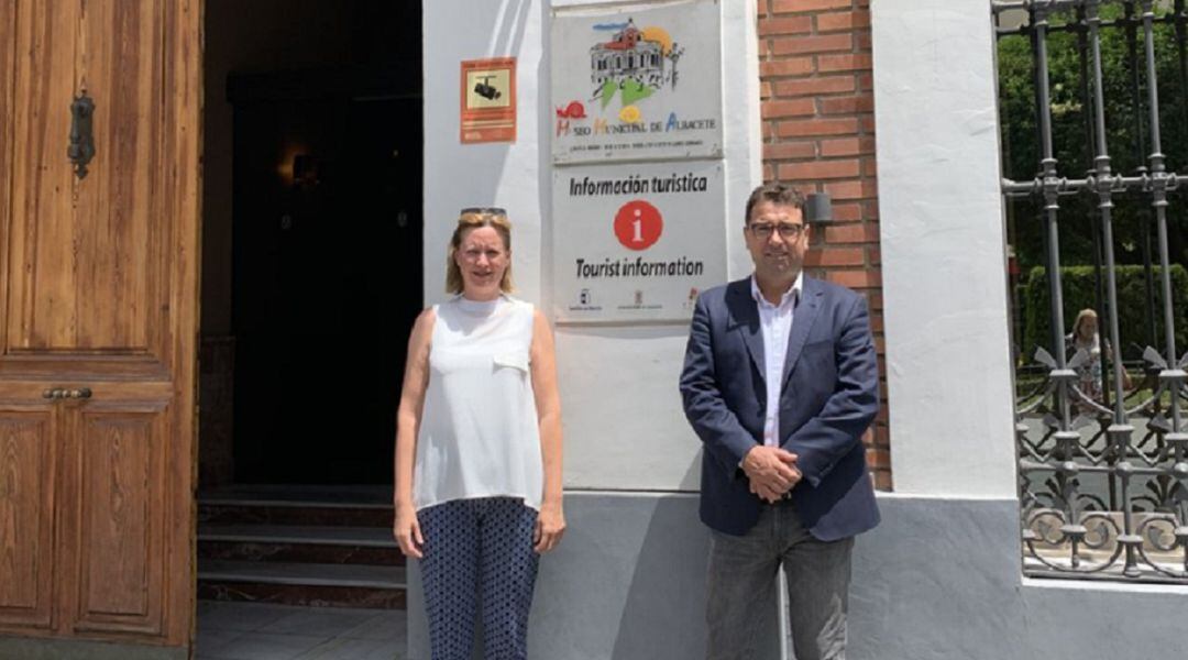 La gerente de los hosteleros junto al concejal de Turismo