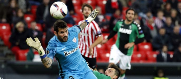 El defensa del US Sassuolo Francesco Acerbi (d) remata desviado ante el portero Iago Herrerín, del Athletic de Bilbao, durante el partido de la quinta jornada de la Liga Europa disputado esta noche en el estadio de San Mamés