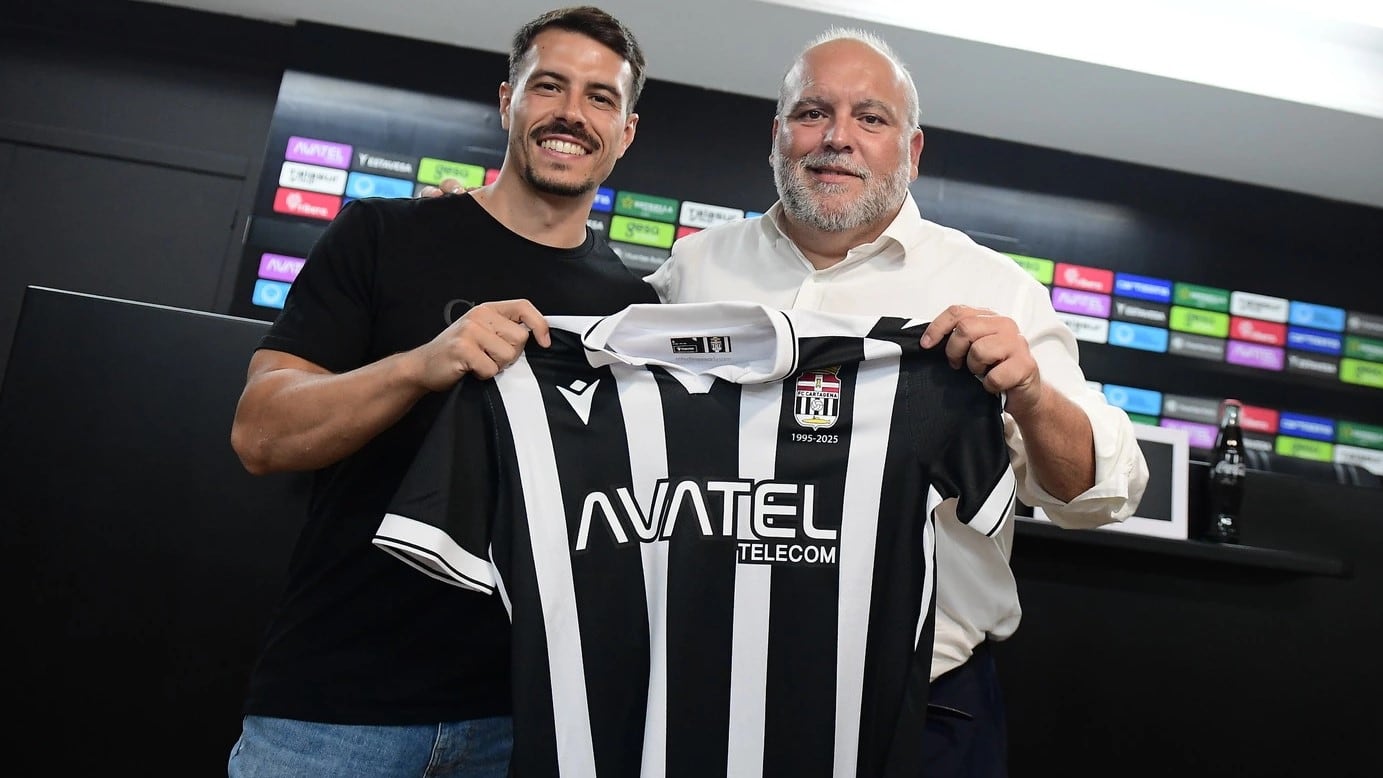 Chiki y Manolo Sánchez Breis en la presentación del delantero como nuevo jugador albinegro.