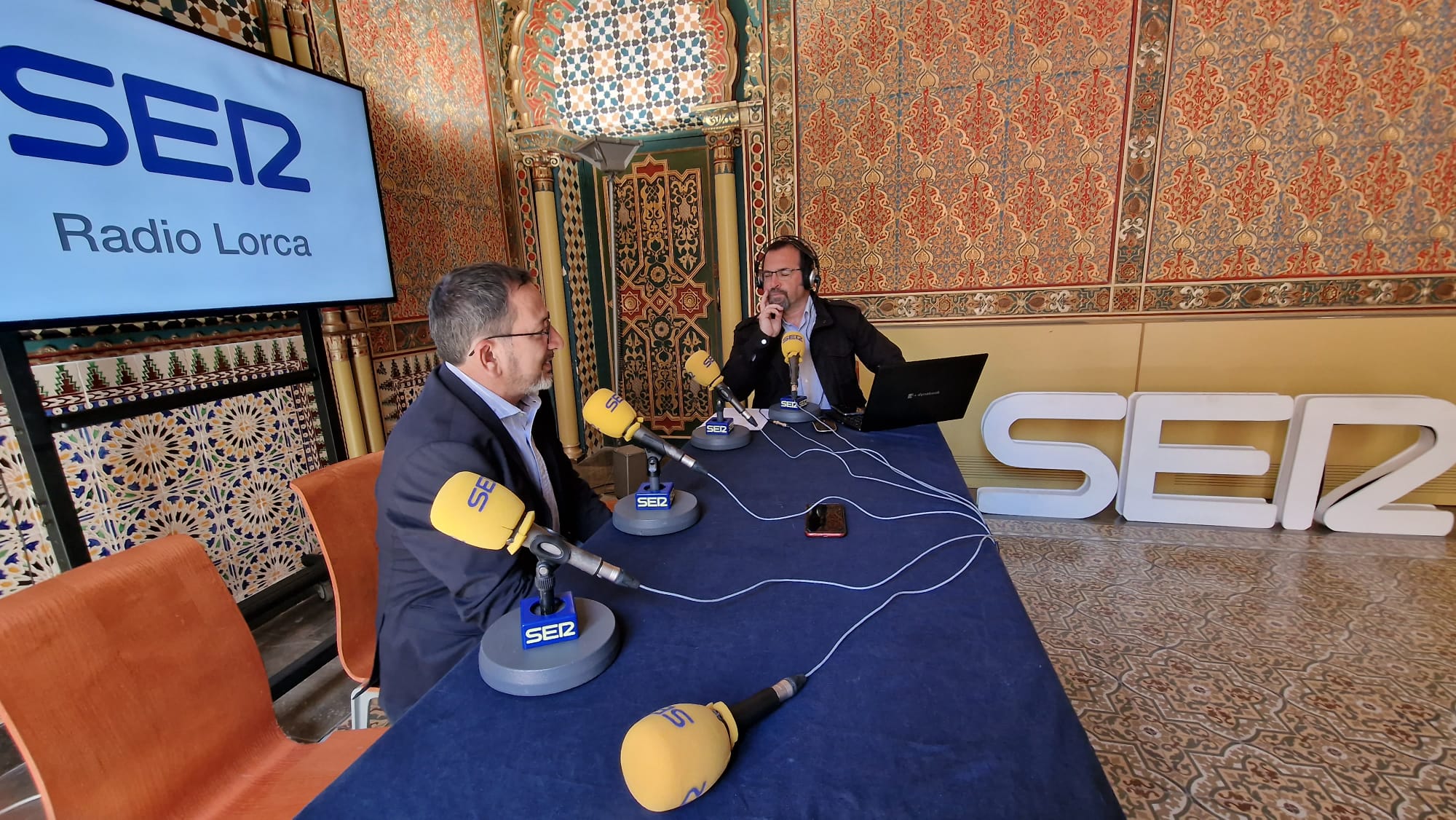 José Luis Ruiz, edil de Seguridad y Miguel Meroño, periodista de Radio Lorca en el palacete del Huerto Ruano