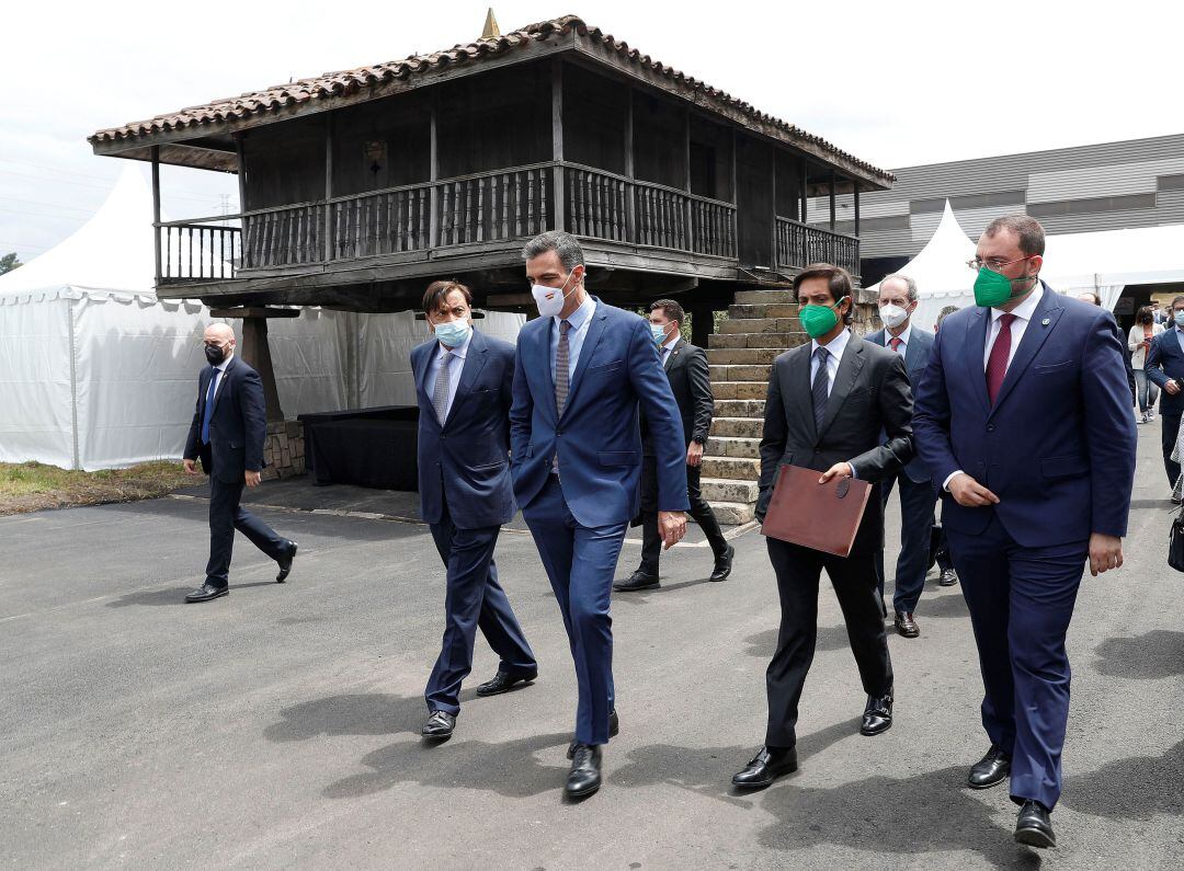 El presidente del Gobierno, Pedro Sánchez, junto a la familia Mittal y Adrián Barbón. 