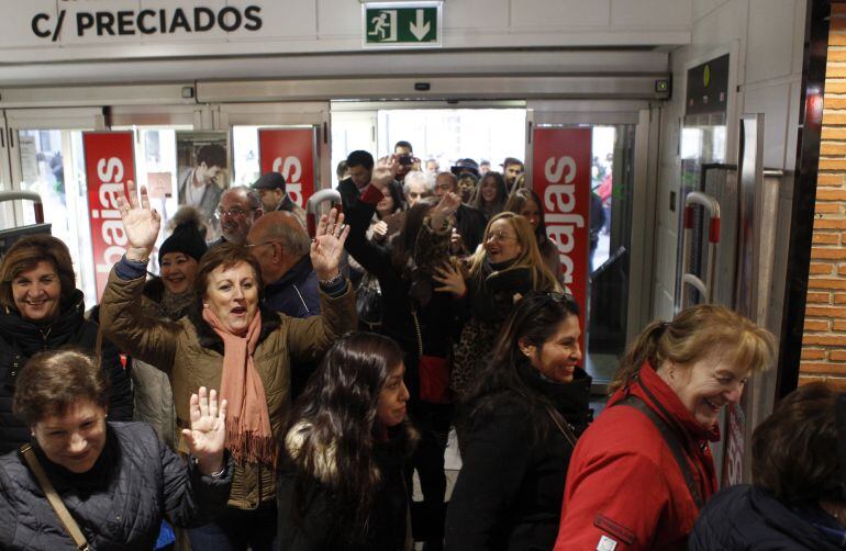 Cientos de personas han acudido esta mañana a hacer sus compras en rebajas de invierno.