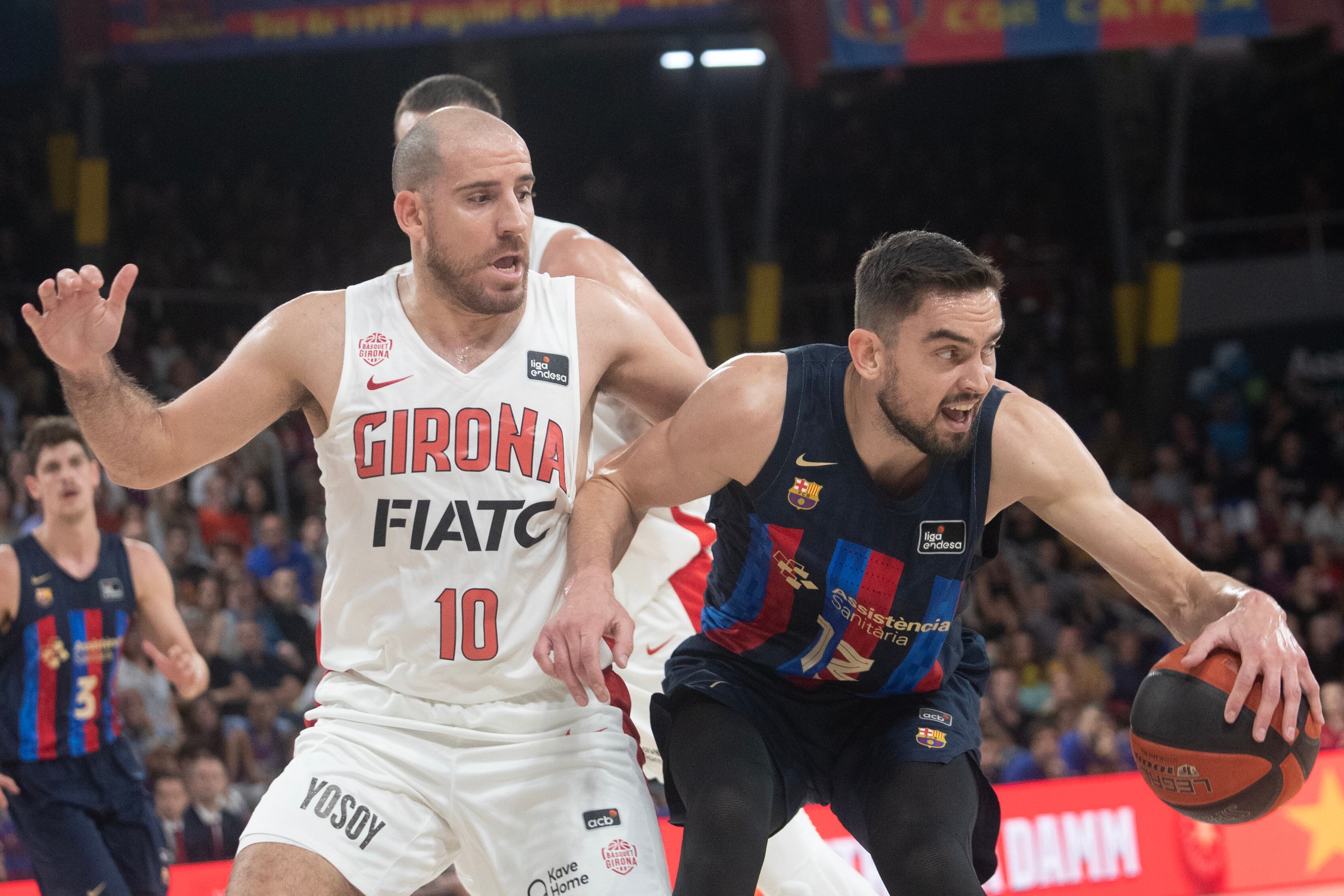 BARCELONA, 06/11/2022.- El base checo del Barcelona Tomás Satoransky (d) bota el balón ante Quino Colom (i), base andorrano-español del Girona, durante el partido de la Liga Endesa de baloncesto entre el FC Barcelona y el Bàsquet Girona disputado este domingo en el Palau Blaugrana de Barcelona. EFE/ Marta Pérez
