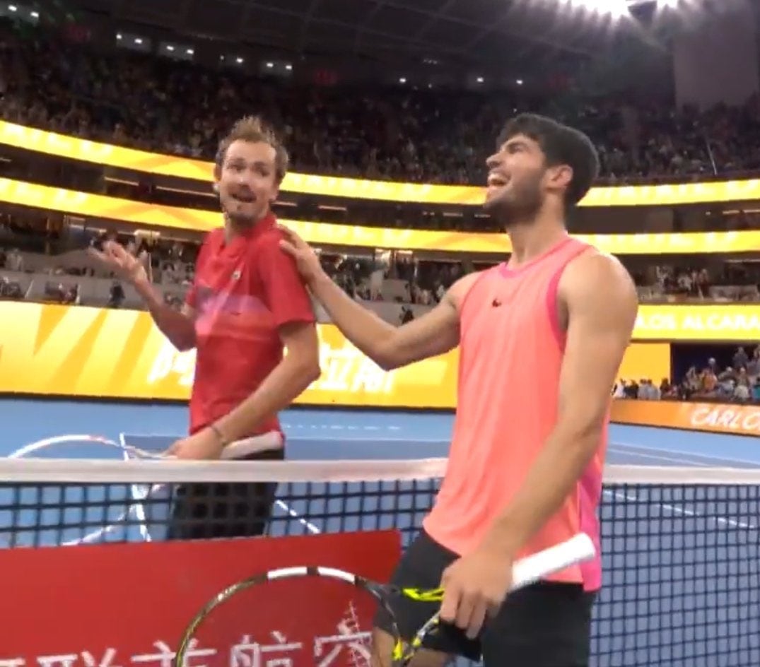 Carlos Alcaraz y Daniil Medvedev se ríen tras el partido del ATP de Pekín