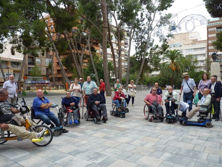 Los discapacitados han terminado el recorrido en la Plaza Castelar 