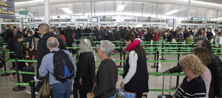 Colas de pasajeros para los controles de pasaportes en el aeropuerto de Barcelona el pasado 17 de enero.