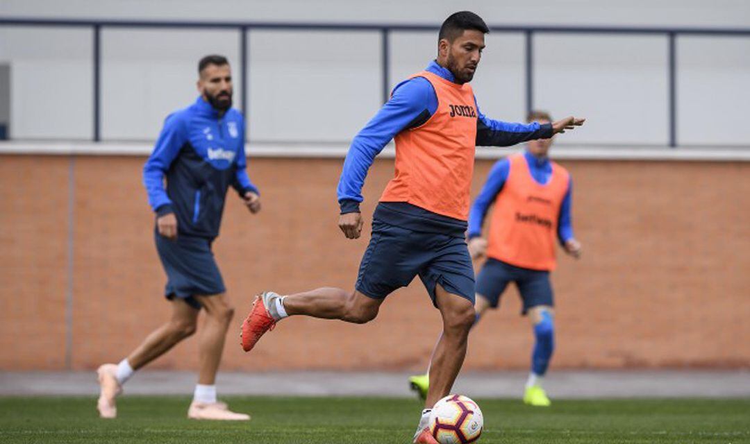 Dos Santos (d) durante un entrenamiento en la ID Butarque.