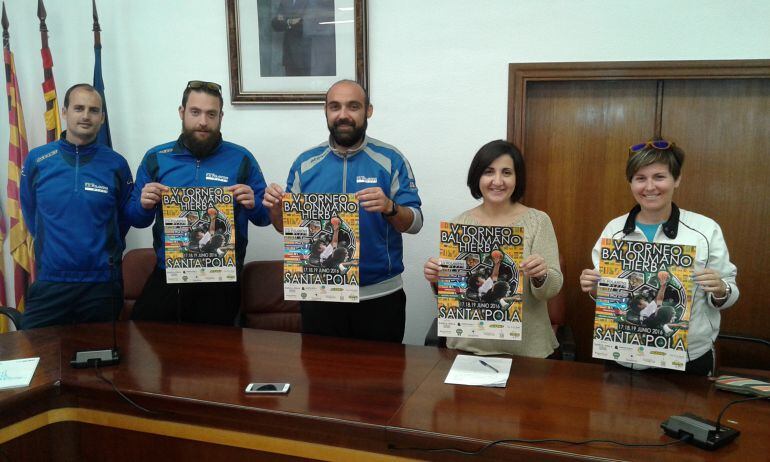 Miembros del C.D. Polanens han presentado el  V Torneo de Balonmano Hierba acompañados por la edil de deportes