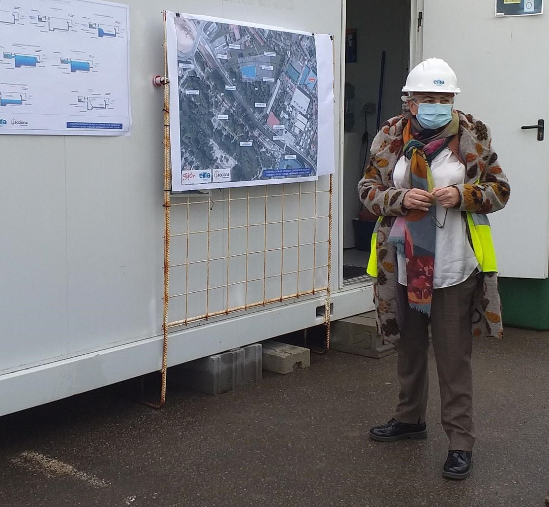 Visita de la alcaldesa de Gijón, Ana González  (PSOE), a las obras de construcción del pozo de tormentas de Hermanos Castro, en Gijón