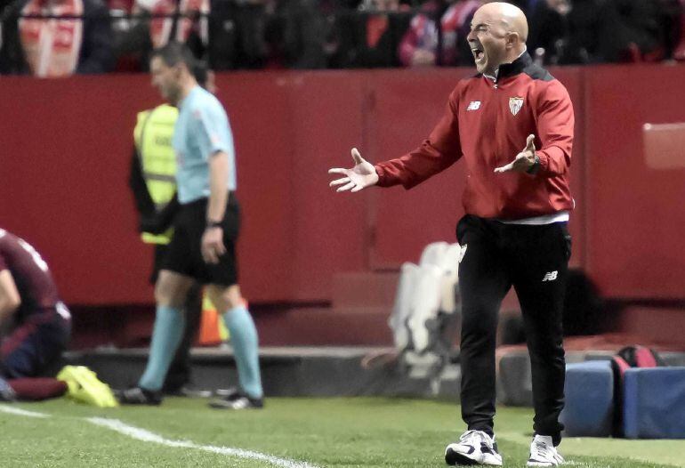 Sampaoli da indicaciones a sus jugadores