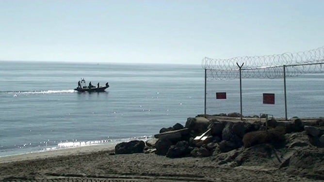 Una lancha marroquí busca cuerpos de inmigrantes en el mar tras su intento de arribar a la frontera de Ceuta.