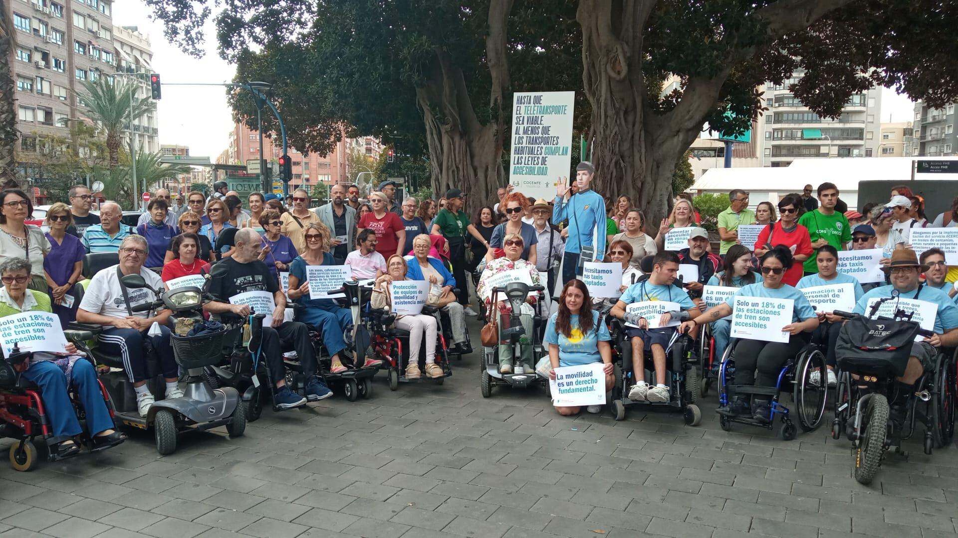 Acto reivindicativo Cocemfe Alicante ante la estación de trenes