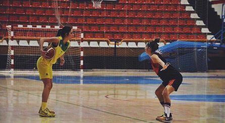 María José Fernández, jugadora del CAB Linares (a la izquierda)