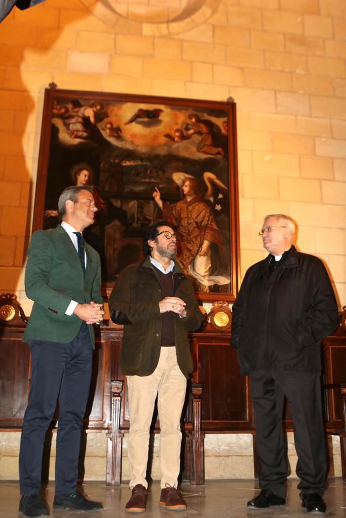 El consejero de Cultura, Marcos Ortuño, junto al director del Centro de Restauración, Javier Bernal, y el obispo de la Diócesis, José Manuel Lorca Planes, ante la pintura de la Anunciación que ha regresado a la Catedral tras la restauración.