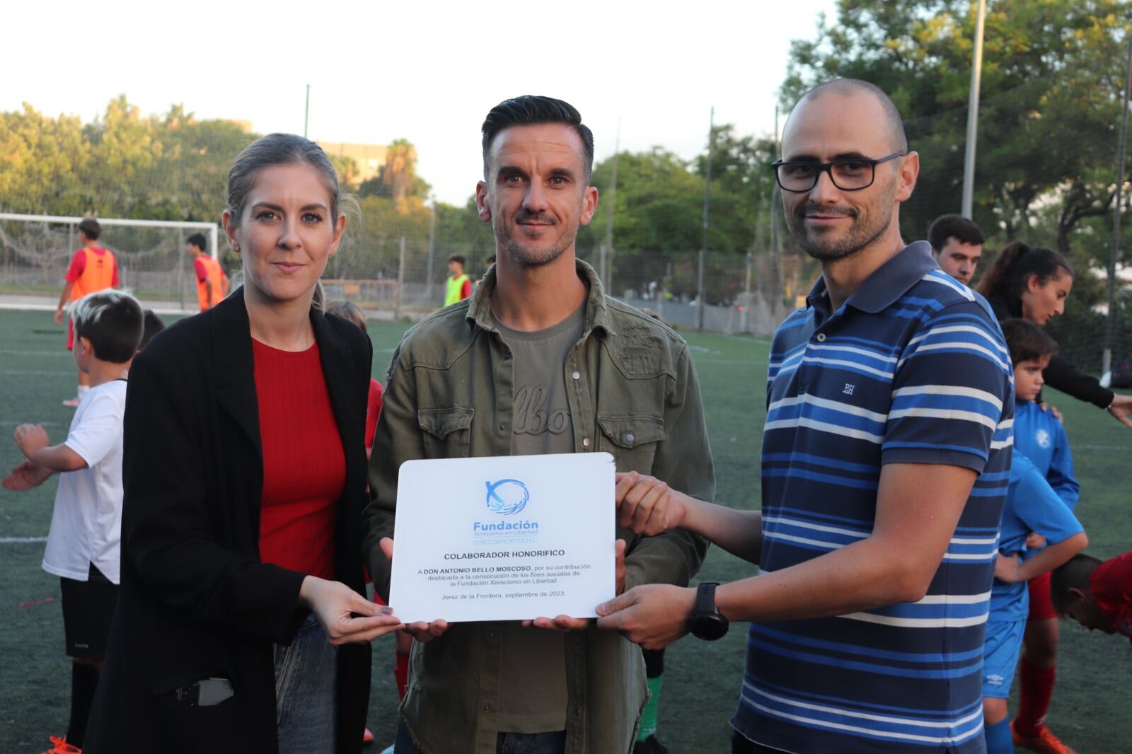 Antonio Bello recibió de manos de Ángela Cabilla y Carlos Delgado una placa como colaborador honorífico de la Fundación