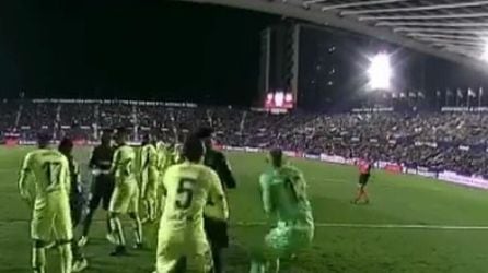 Busquets y Cillessen en un córner con Chema durante el encuentro entre el Levante y el FC Barcelona de Copa del Rey.