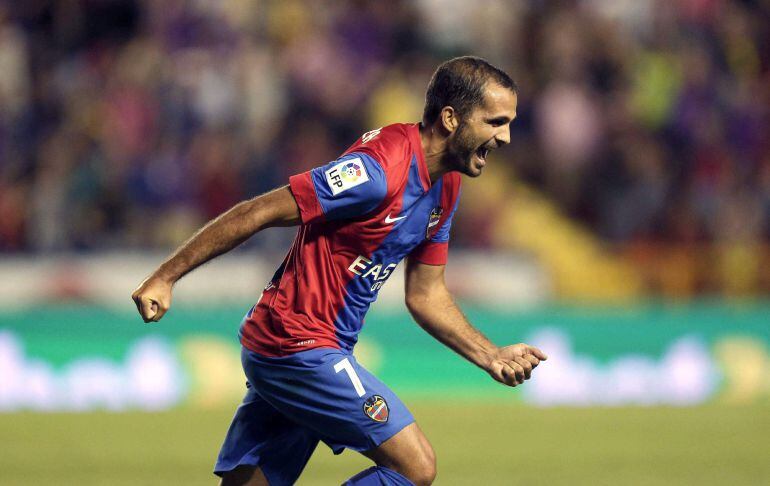 GRA353. VALENCIA. 23/08/2015.- El centrocampista del Levante UD Rubén Verza celebra su gol, primero de su equipo ante el Celta de Vigo, durante el partido correspondietne a la primera jornada de Liga jugado esta noche en el estadio Ciutat de Valencia. EFE/Manuel Bruque.