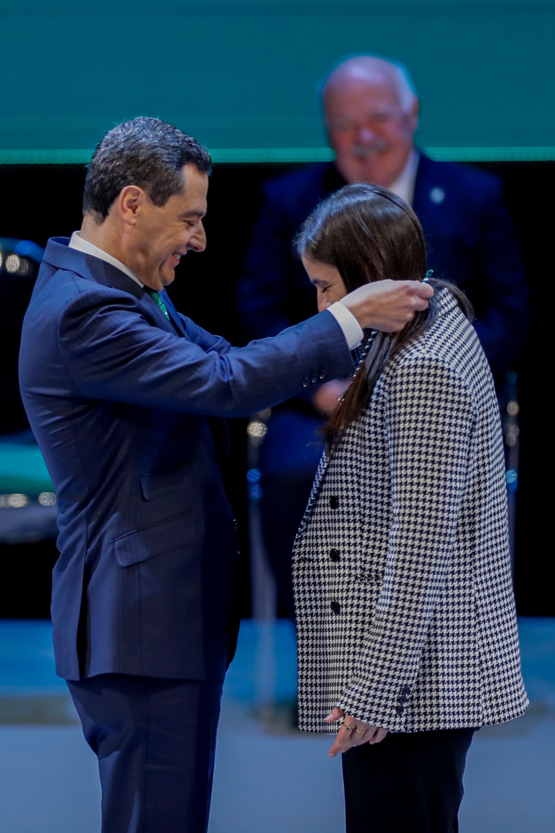 GRAF1988. SEVILLA, 28/02/2023.- María Sánchez recibe la Medalla de Andalucía al Mérito Medioambiental de manos del presidente andaluz, Juanma Moreno, durante el acto institucional con motivo del Día de Andalucía, celebrado este martes en el Teatro de La Maestranza, en Sevilla. EFE/ José Manuel Vidal
