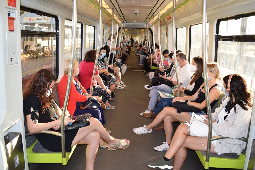 Usuarios en tren de Metrovalencia