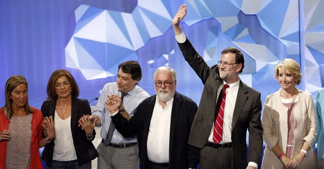 El presidente del Gobierno, Mariano Rajoy (2-d), el cabeza de lista del PP a las elecciones europeas, Miguel Arias Cañete (3-d), durante el mitin de cierre de la campaña del Partido Popular para las elecciones europeas celebrado esta tarde en Madrid.